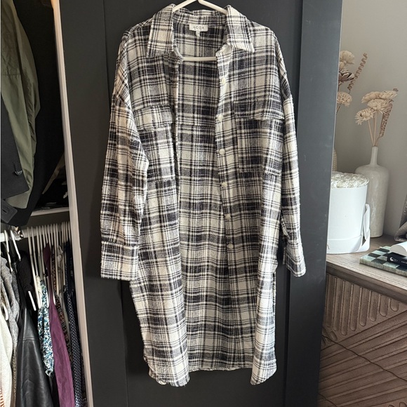 Acoa Women's Black and White Plaid Long Flannel - Picture 4 of 5